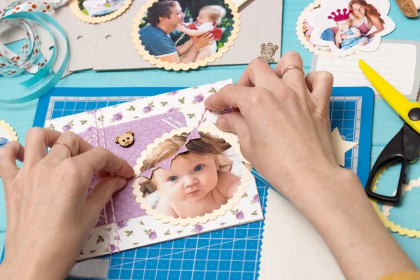 Proceso de creación de un álbum para niños — Foto de Stock