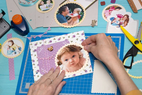 Proceso de creación de un álbum para niños —  Fotos de Stock