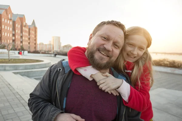 Papà e figlia per una passeggiata — Foto Stock