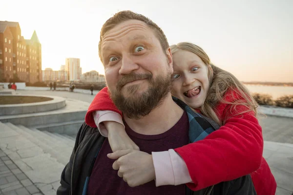 Papà e figlia per una passeggiata — Foto Stock