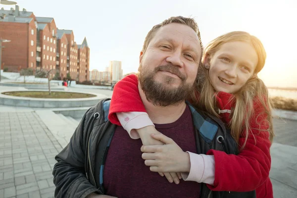 Papá y su hija a dar un paseo —  Fotos de Stock