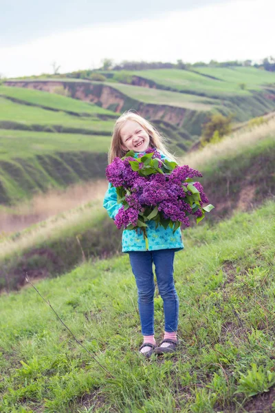 Dívka s kyticí šeříky — Stock fotografie