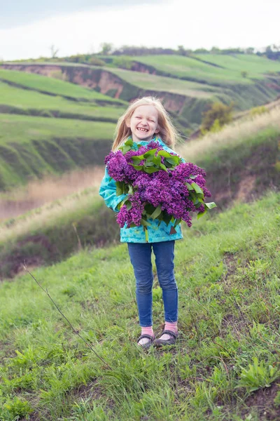 Chica con un ramo de lilas — Foto de Stock