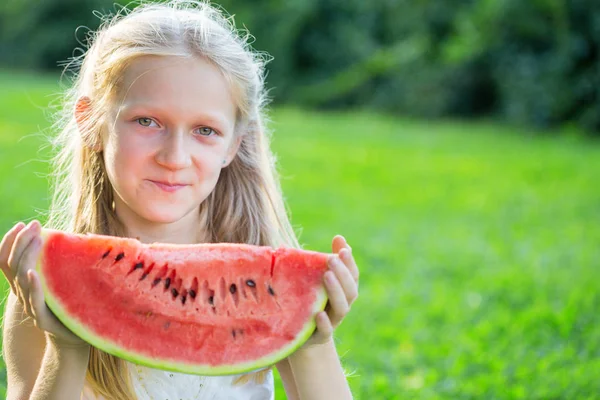 Menina comendo melancia — Fotografia de Stock