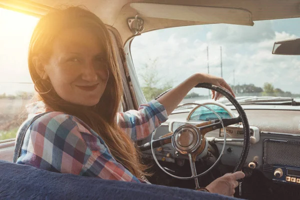 Girl and retro car — Stock Photo, Image