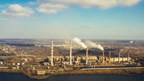 Vista Aérea Fumaça Das Tubulações Usina Elétrica Margem Rio — Vídeo de Stock