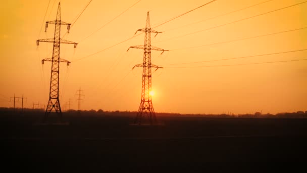日落时现场的高压电力线 — 图库视频影像