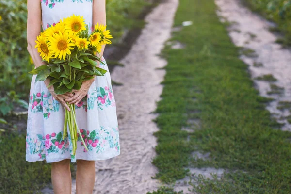 Chica y girasoles —  Fotos de Stock