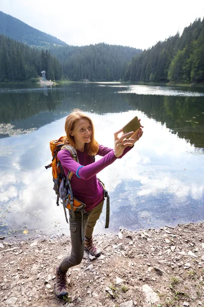 Bir dağ gölünde turist kız — Stok fotoğraf