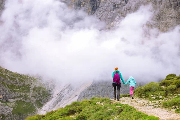 Turist flicka på Dolomiterna — Stockfoto