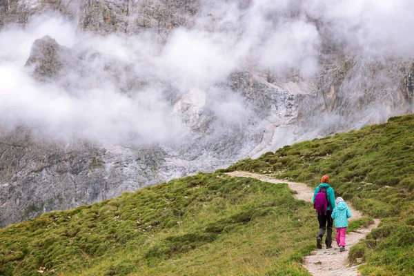 Turist flicka på Dolomiterna — Stockfoto