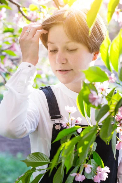 Menina posando em sakura — Fotografia de Stock