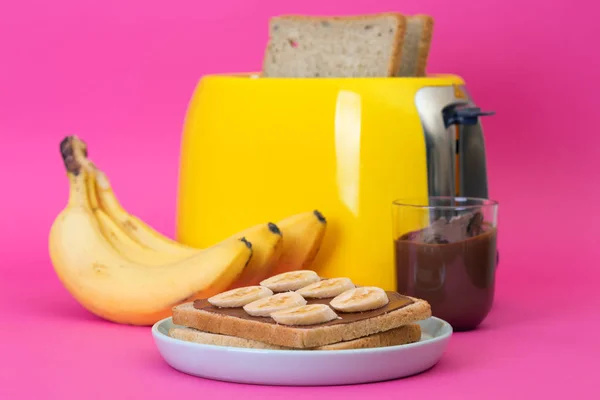 Gelber Toaster auf rosa Hintergrund — Stockfoto