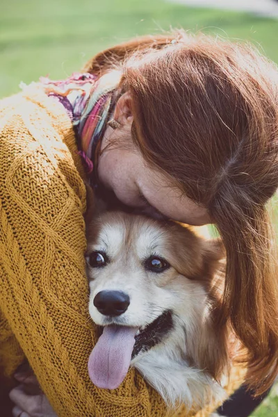 Girl and dog — Stock Photo, Image