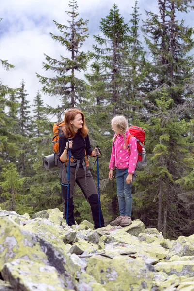 Familie aan de Carpathians — Stockfoto