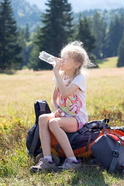 Girl child in the mountains — Stock Photo, Image