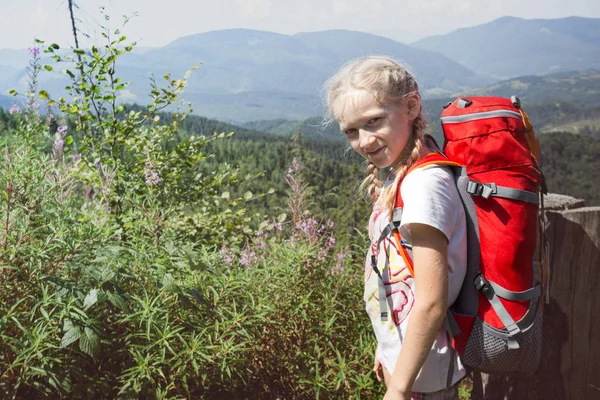 Ragazza bambino in montagna — Foto Stock