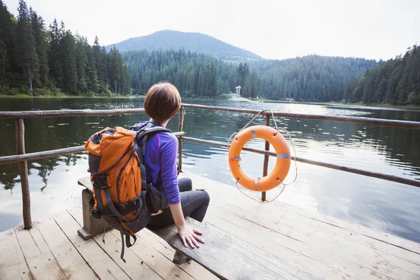 Chica turística en un lago de montaña —  Fotos de Stock