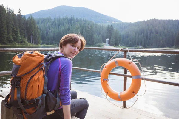 Turistická dívka na horském jezeře — Stock fotografie