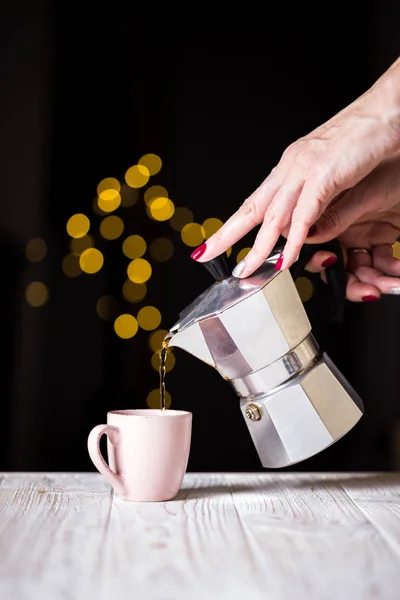 Geysir-Kaffeemaschine und eine Tasse — Stockfoto
