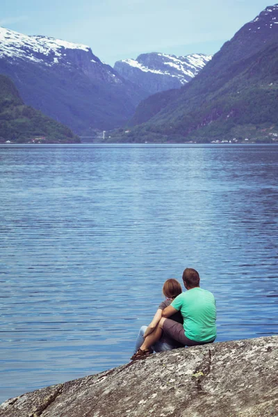 Menina turística no Hardangerfjorden — Fotografia de Stock