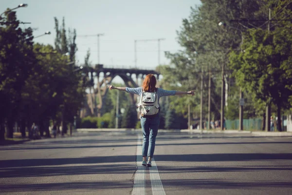 Девушка едет по пустой дороге — стоковое фото