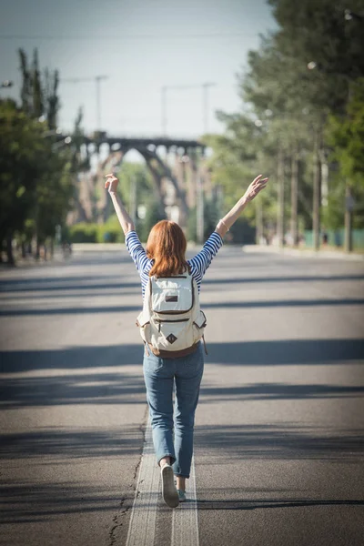 Girl goes on an empty road — Stock Photo, Image