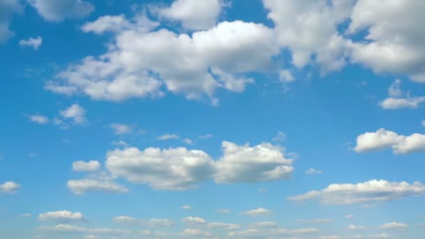 Красиві Білі Хмари Плавають Блакитному Небі Сонячний День — стокове відео