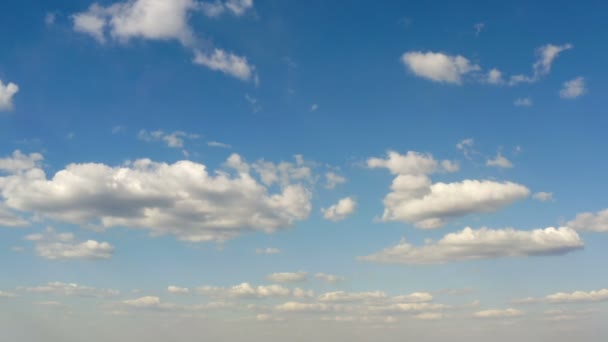 Hermosas Nubes Blancas Flotando Cielo Azul Día Soleado — Vídeos de Stock