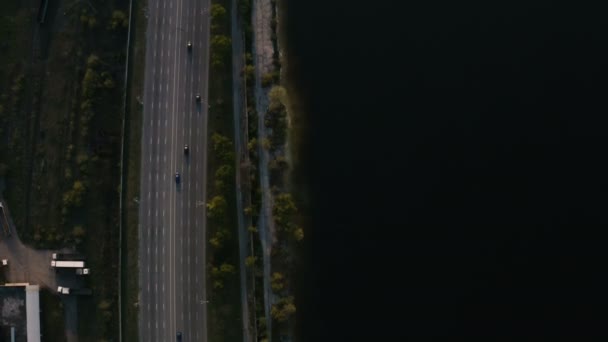 Luftaufnahme Des Verkehrs Auf Einer Städtischen Autobahn Entlang Des Flussufers — Stockvideo