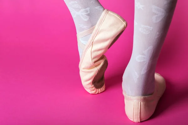 Beine der kleinen Ballerina — Stockfoto