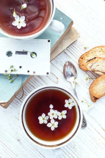 Still Life-kopjes thee, crackers, boeken en cassette — Stockfoto