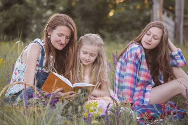 Famiglia felice - mamma e due figlie — Foto Stock