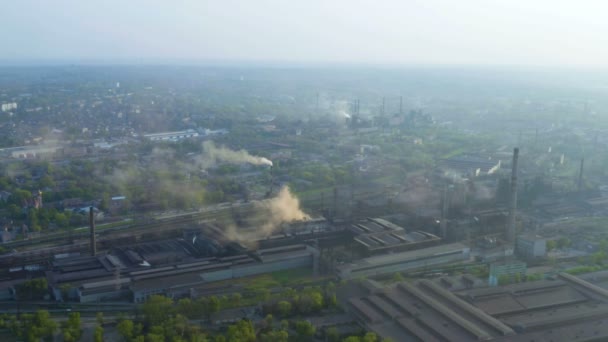 Şehir Binalarının Üstündeki Fabrika Borularından Çıkan Dumanla Kentsel Ufuk Çizgisi — Stok video