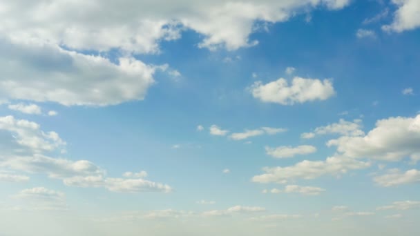 Hermosas Nubes Blancas Flotando Cielo Azul Día Soleado — Vídeos de Stock