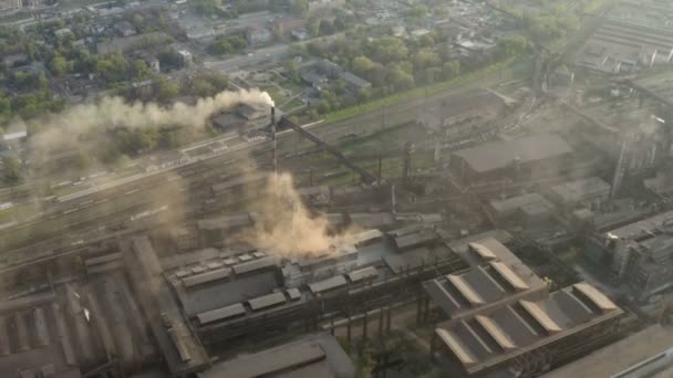 Horizonte Urbano Con Humo Las Tuberías Planta Sobre Los Edificios — Vídeo de stock