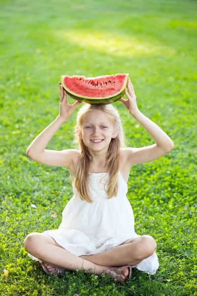 Dívku jíst meloun — Stock fotografie