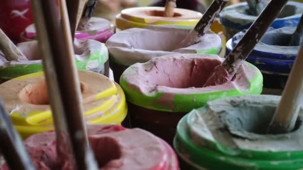 Boyalar Sanatçı Atölyesi Nde Fırçalar — Stok video