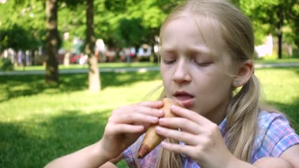 Menina Com Sorvete Parque — Vídeo de Stock