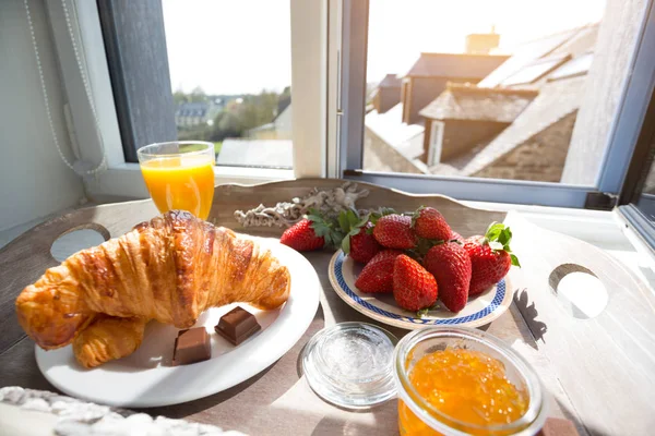 Délicieux petit déjeuner français — Photo