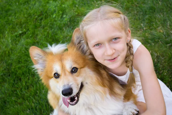 Mädchen und Hund — Stockfoto