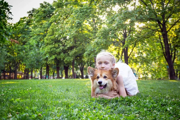 Mädchen und Hund — Stockfoto