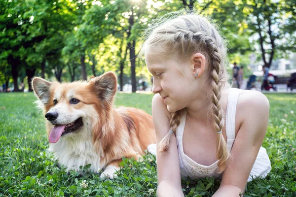 Kız ve köpek — Stok fotoğraf