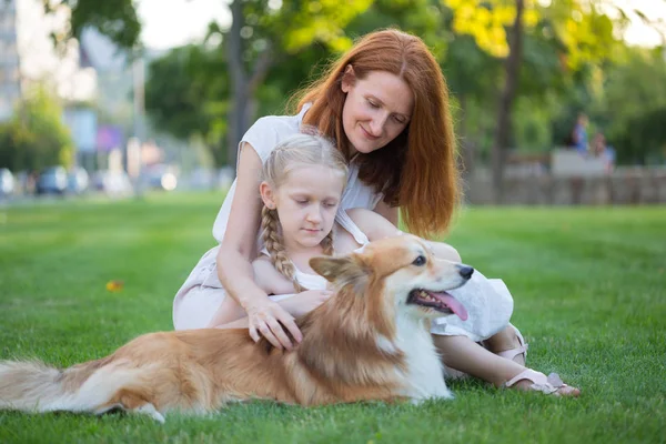 Madre, hija y perro — Foto de Stock
