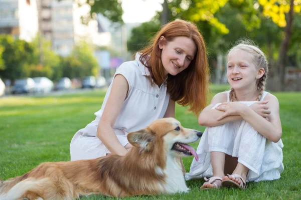 Mutter, Tochter und Hund — Stockfoto