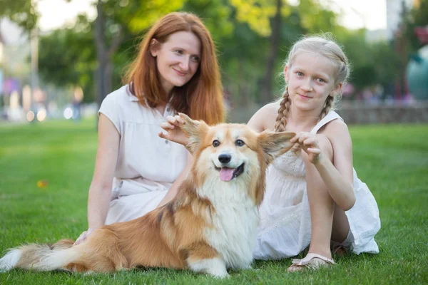 Mutter, Tochter und Hund — Stockfoto