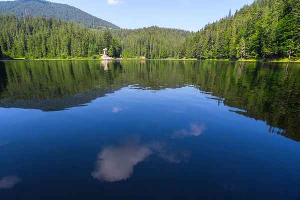Synevyr-See in den Karpaten — Stockfoto
