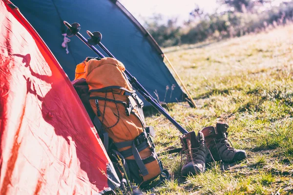 Mochila, tenda, botas e postes de Trekking — Fotografia de Stock