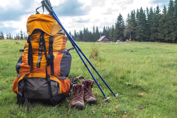 Plecak, buty i kijki trekkingowe — Zdjęcie stockowe