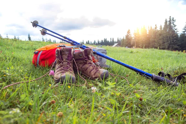 Plecak, buty i kijki trekkingowe — Zdjęcie stockowe